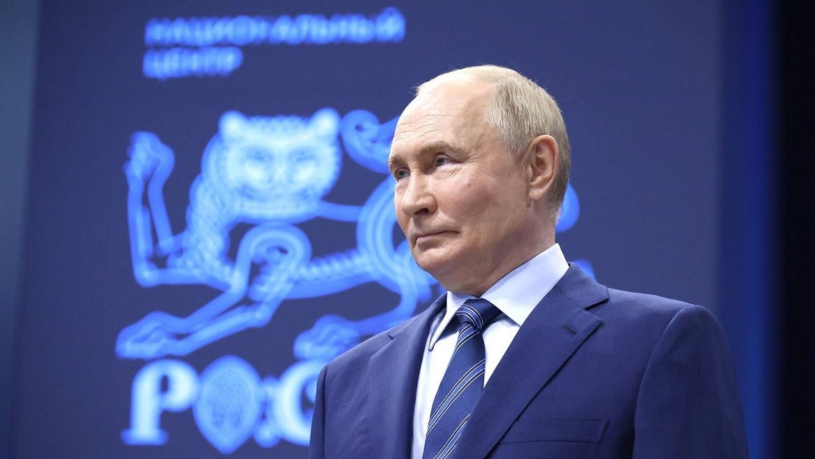 Vladimir Putin met with organizers and staff of the RUSSIA EXPO