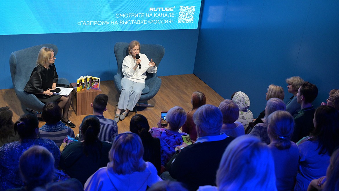 Darya Dontsova met with fans at the RUSSIA EXPO