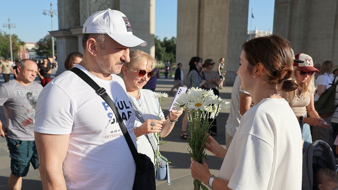 Guests of the RUSSIA EXPO were given Fevronkas on the Day of Family, Love and Fidelity