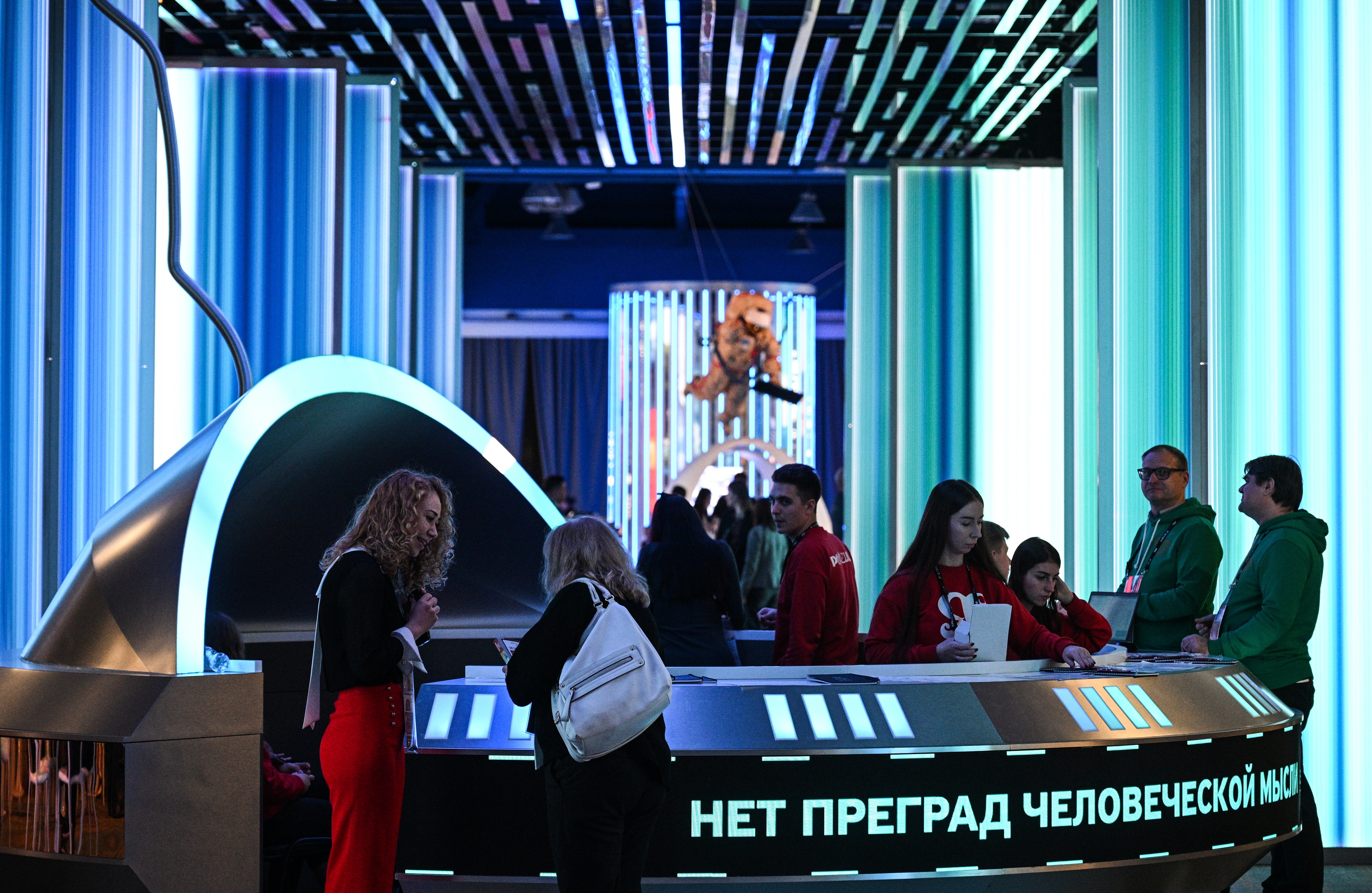 Volunteers helped to ensure the work of the International Symposium "Inventing the Future" at the National Centre RUSSIA