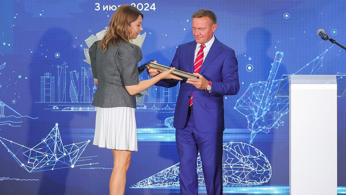 Roman Starovoyt handed over a time capsule containing models of future transport to the Russia National Centre