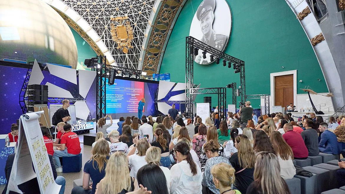 Support for youth in sports and cultural areas was discussed at the Exposition