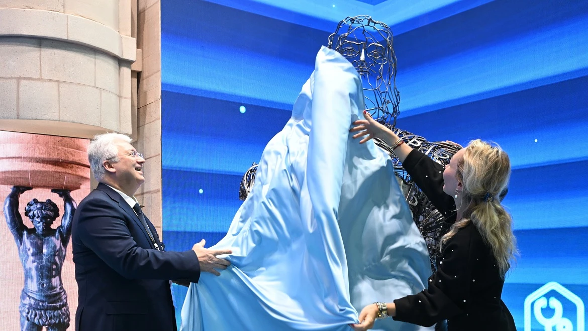 A unique bust of Peter the Great made of medical instruments was presented at the RUSSIA EXPO