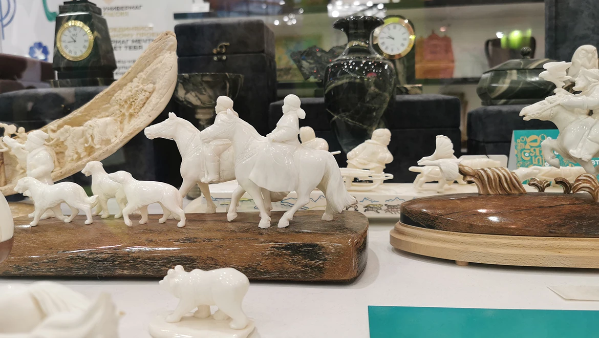 Souvenirs made of mammoth tusk, shamanic tambourines and chocolate with kumys: unique goods at the Exposition