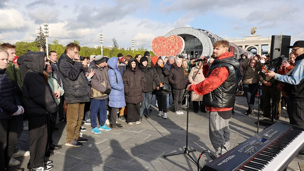 Songs of the war years from modern artists: a street concert was held at the Exposition