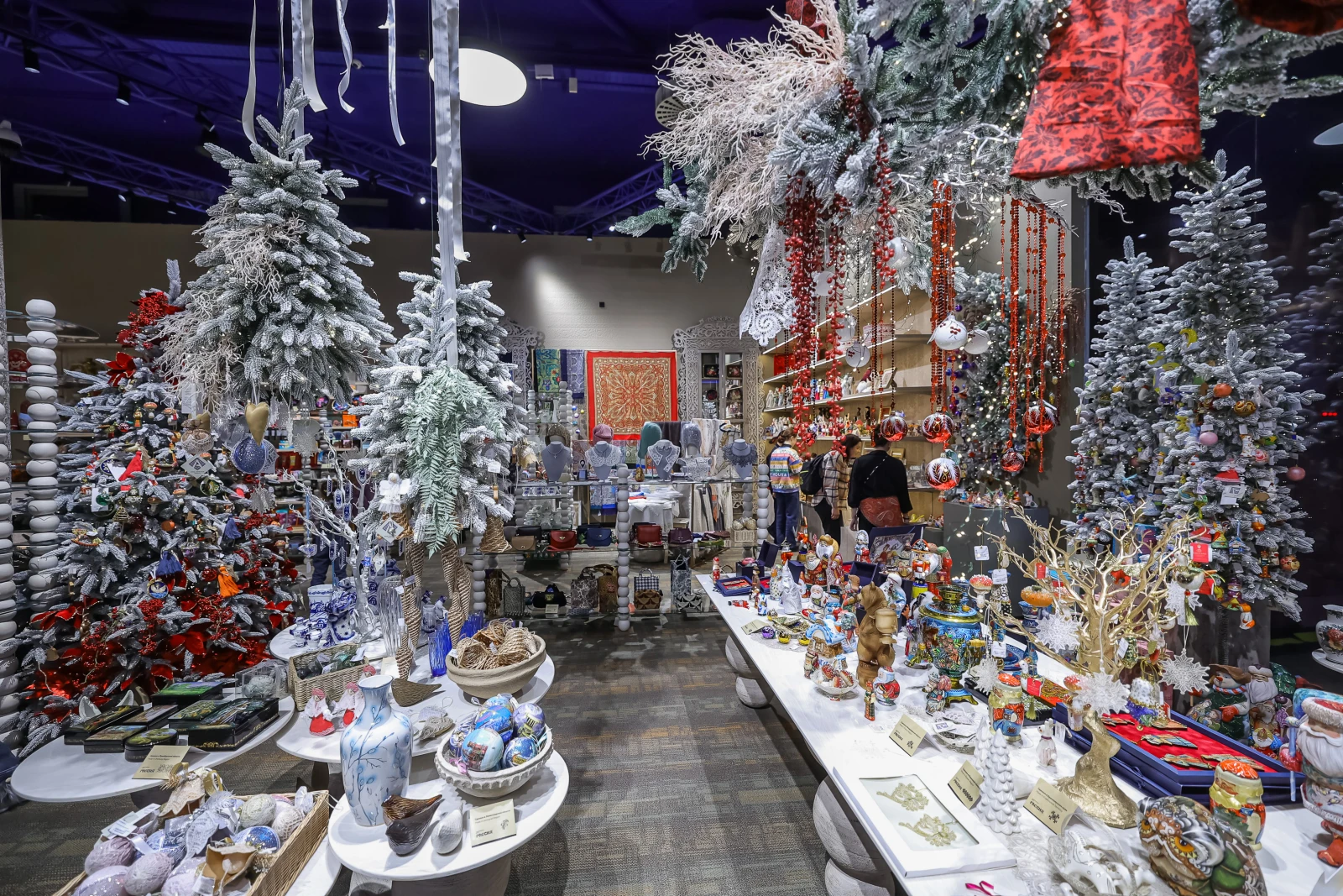 Chocolate with scallop and gingerbread souvenirs: sweet gifts at the department store of the National Centre RUSSIA