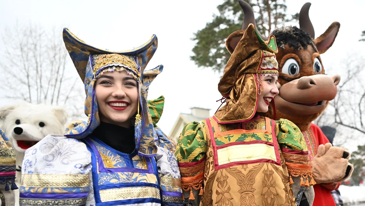 Songs, round dances and life-sized puppets: Jolly Amusements took place at the RUSSIA EXPO