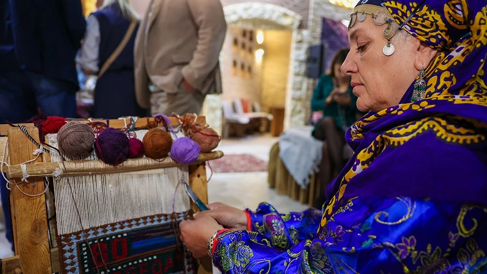 Carpet weaving and silver engraving: workshops of Dagestan folk crafts at the National Centre RUSSIA
