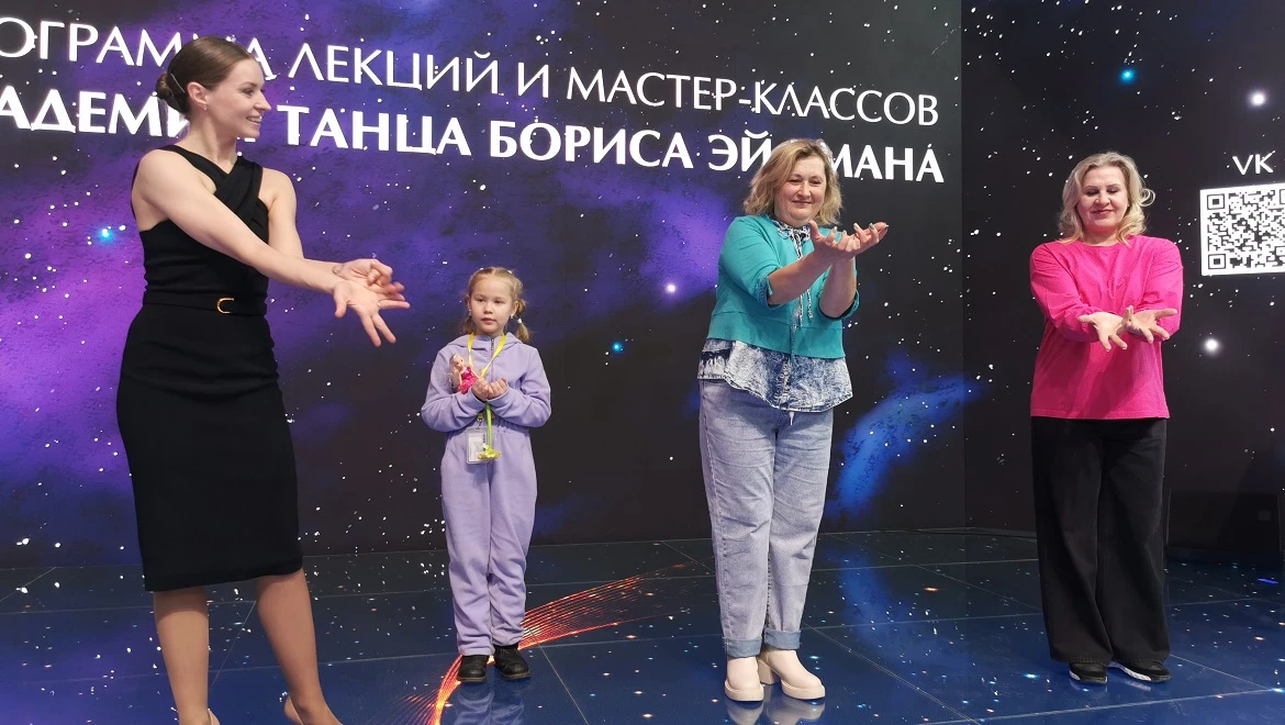 Turn into fairy and develop imagination: Theater masterclasses at St. Petersburg's stand