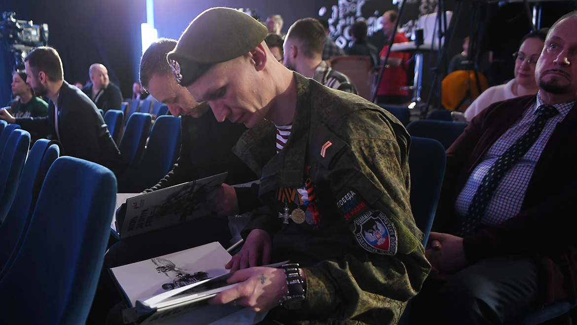 Zakhar Prilepin presented a book about the heroes of the special military operation at the exposition