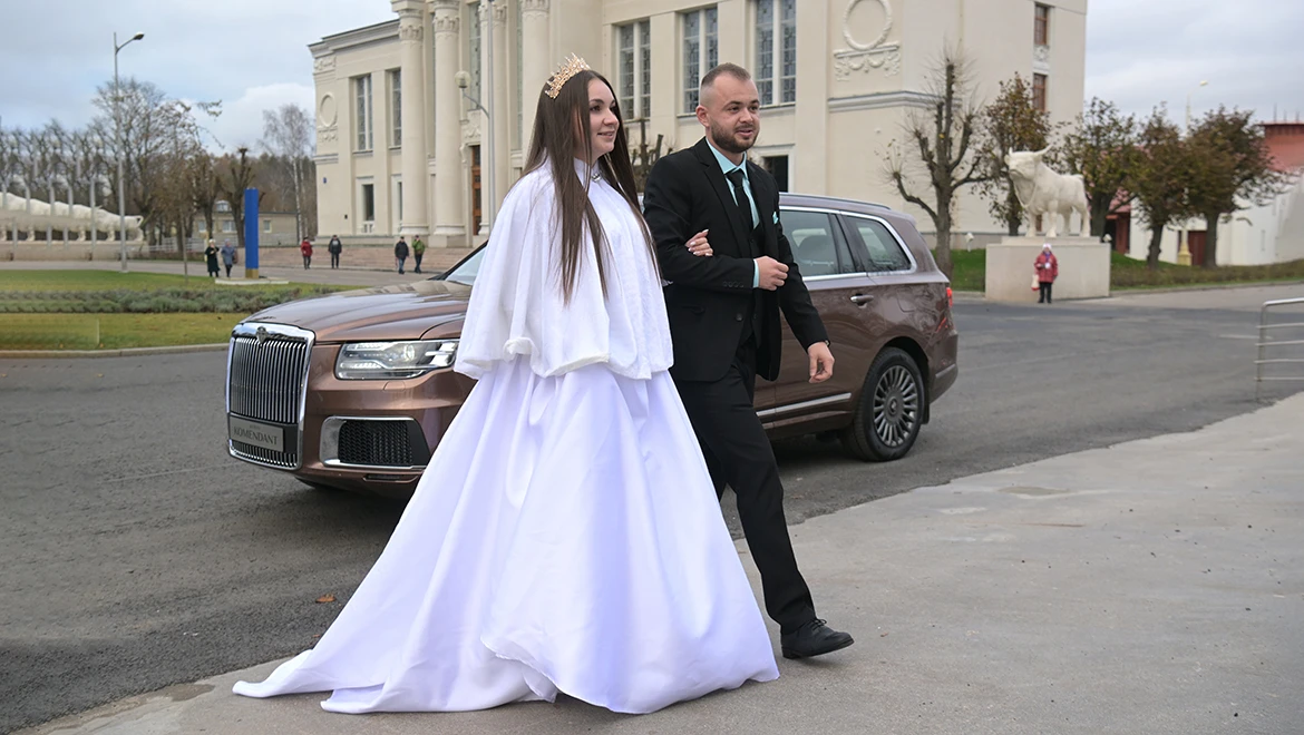 They met at the Vostochny Cosmodrome, and had the real Amur wedding at the RUSSIA EXPO