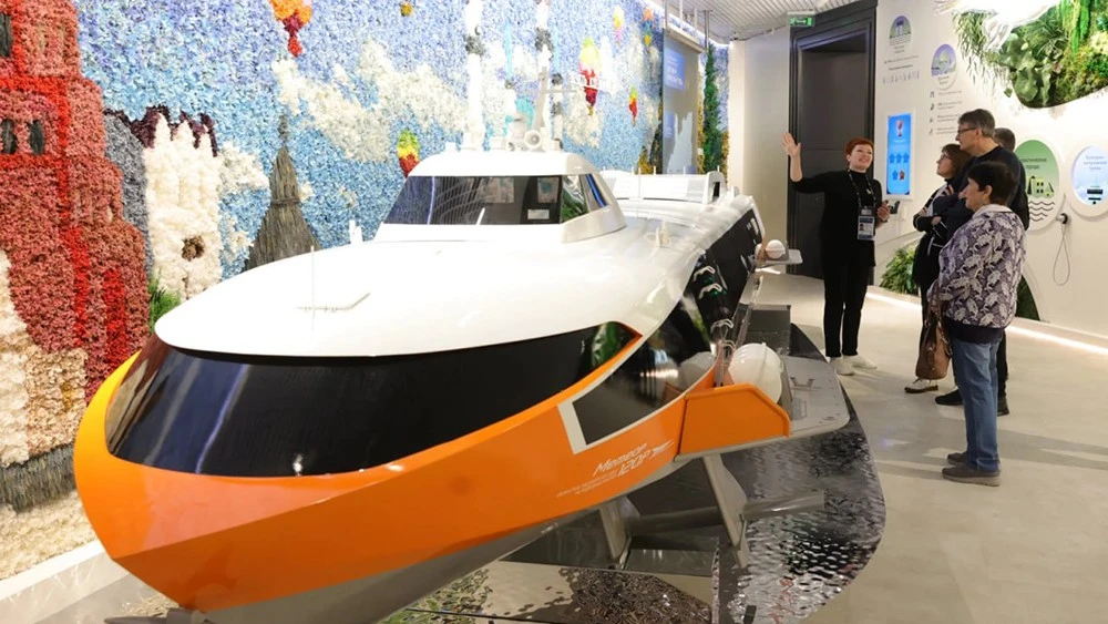 Try steering a river vessel: interactive zone with a simulator at the 