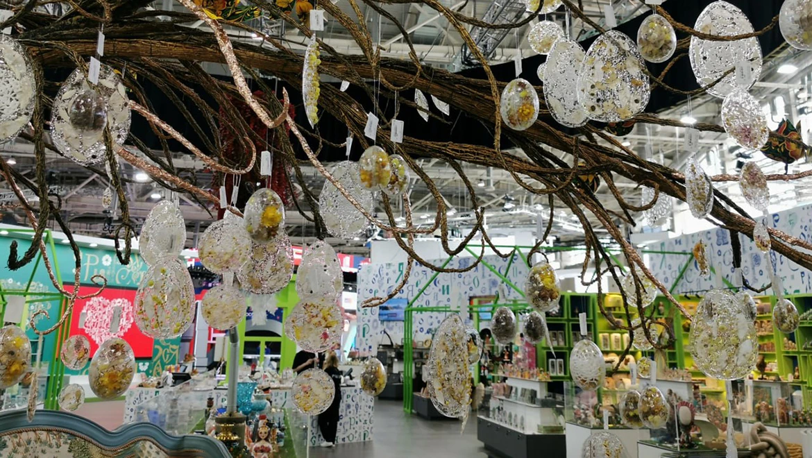 Cups with lilies of the valley, porcelain Easter eggs and a giant bear: the updated Department Store welcomes guests