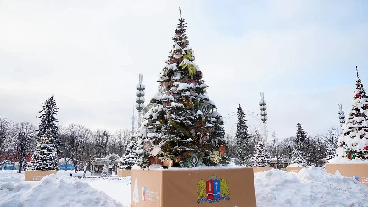 New Year tree of the Ivanovo region: Shuya chintz, Palekh and accordion