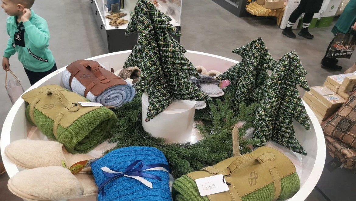 Down shawl, wool mittens and bear slippers: warm gifts in the Department Store