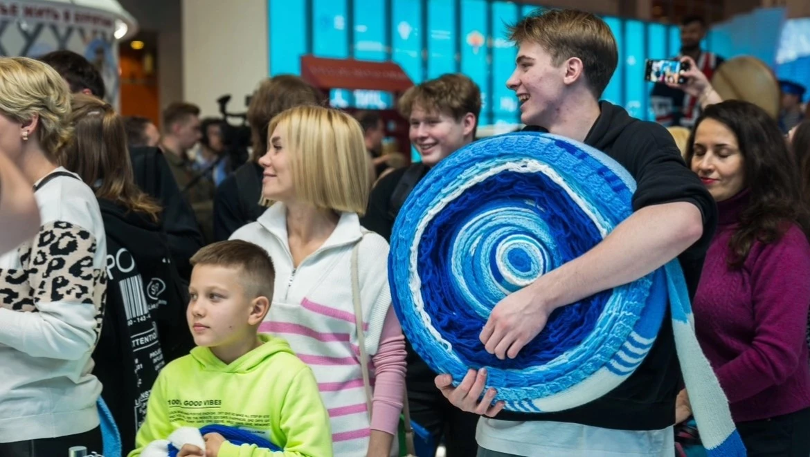 Visitors to the RUSSIA EXPO were tied with the longest scarf in Russia, knitted in Yugra