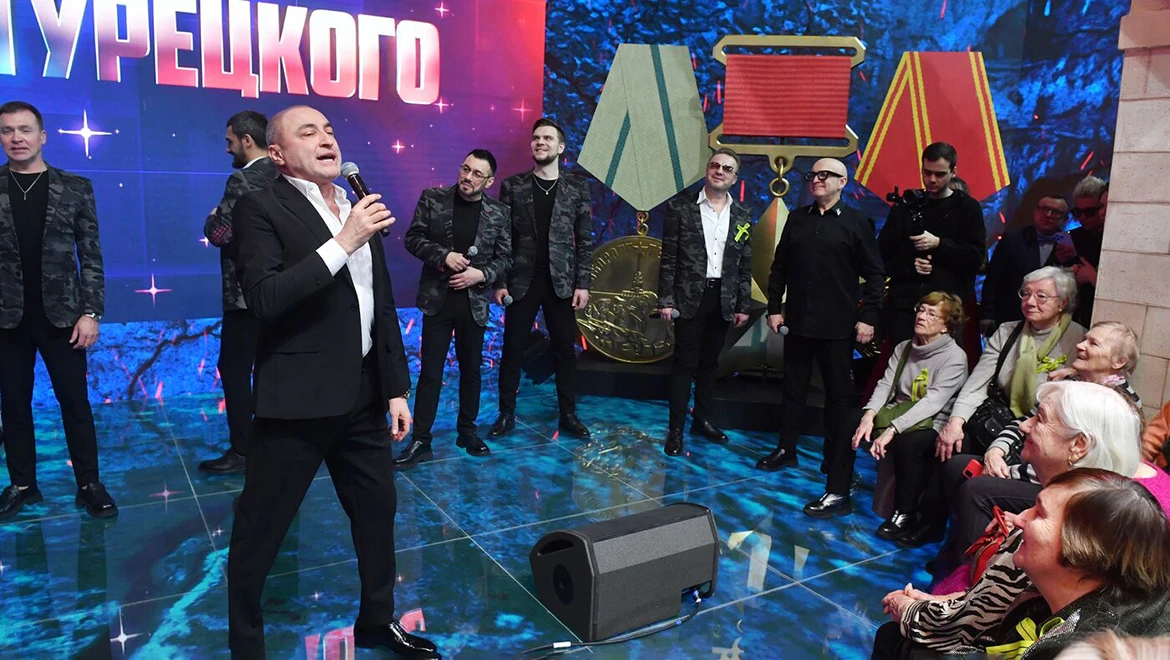 Turetsky Choir performed war songs in honor of the 80th anniversary of Leningrad's liberation from the blockade