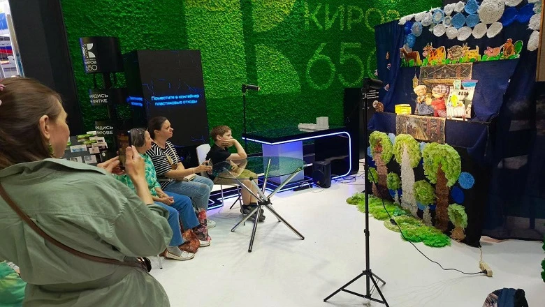 Guests at the RUSSIA EXPO learned to paint on canvas and were introduced to the "Kuvyatka" doll