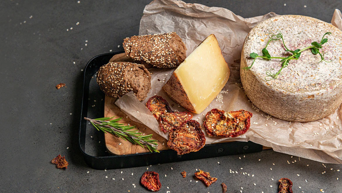 Mozzarella, cheddar and sheep cheese with cornflowers: elite author’s cheeses await gourmets at the Farmers Fair