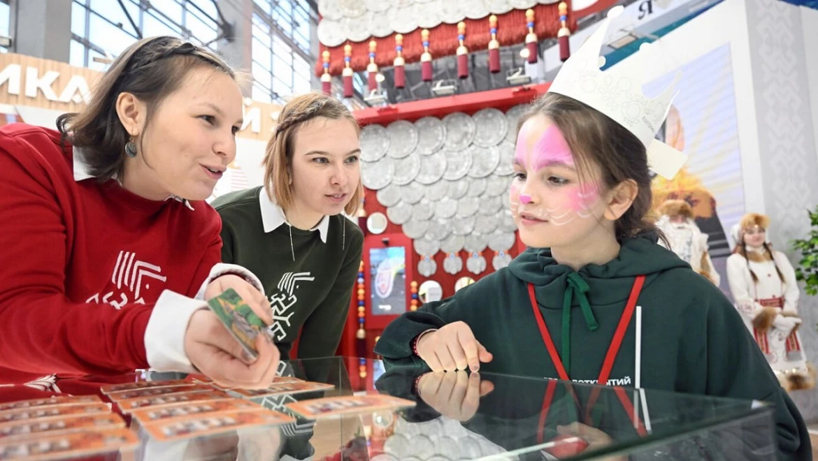 Exercise with a champion, amazing water mosaics and an anti-stress toy: how to spend the Sunday at the RUSSIA EXPO