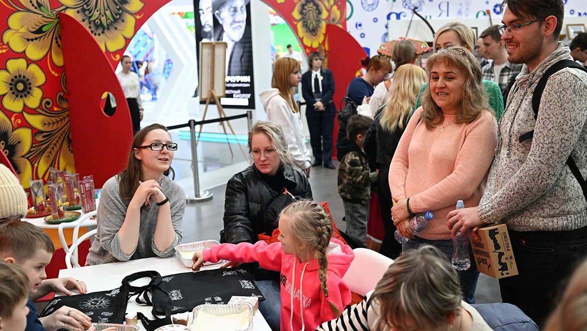 Painting on milk and the legendary "Aquarela": bright Friday at the RUSSIA EXPO