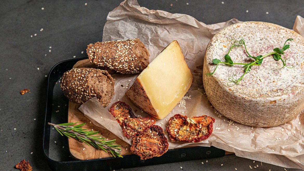 Gouda with pumpkin, dessert with dried fruit: you can try unusual cheese at the fair