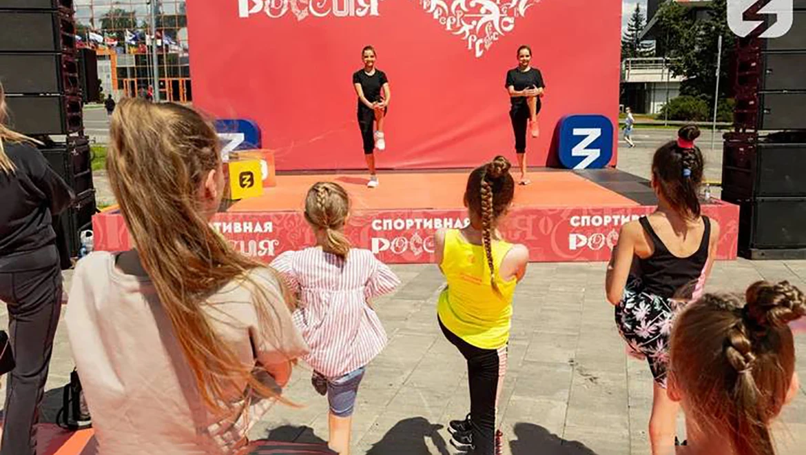 Averina sisters hosted "Fitness with Knowledge" at the RUSSIA EXPO