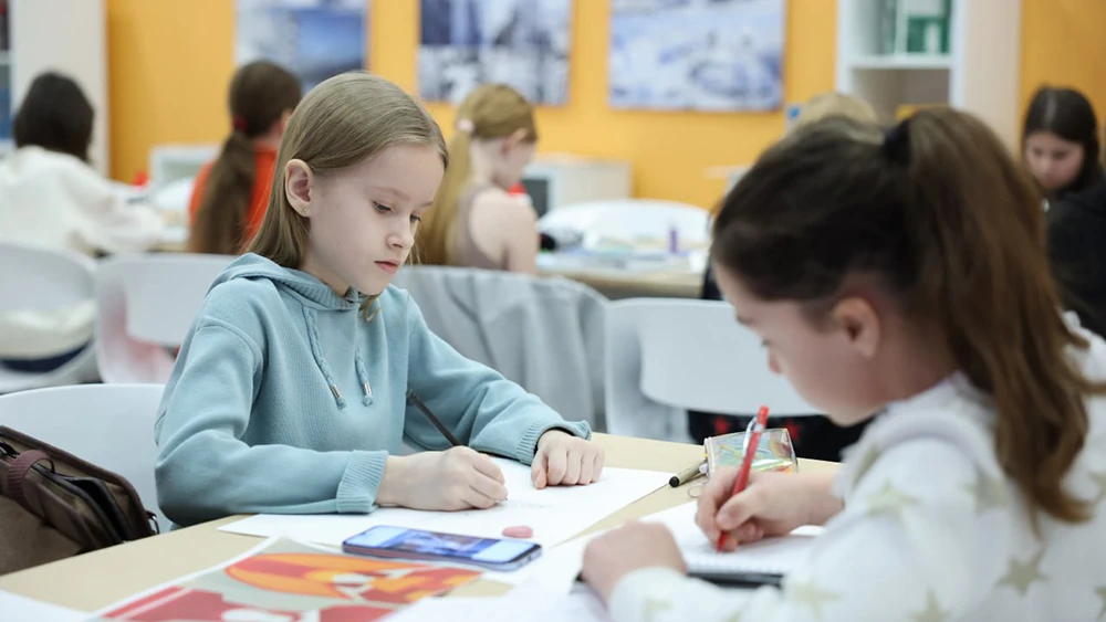 At the master class at the National Centre RUSSIA, fashion and architecture were combined in a headdress sketch