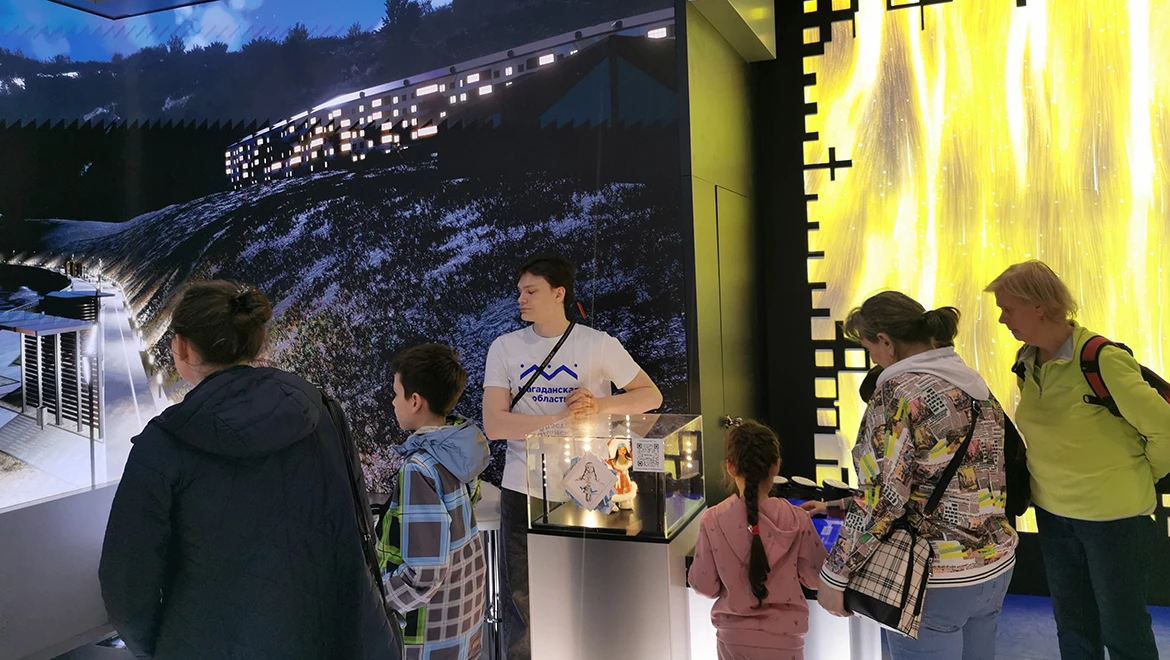 Selfies against the backdrop of a waterfall and gold for good luck: Magadan region welcomes guests