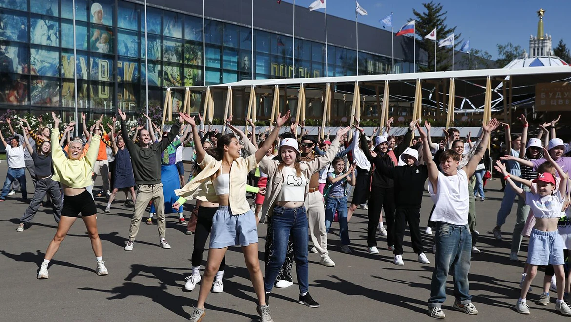 The "Beautiful Far Away" flash mob took place in the setting of the best floral expositions of the RUSSIA EXPO