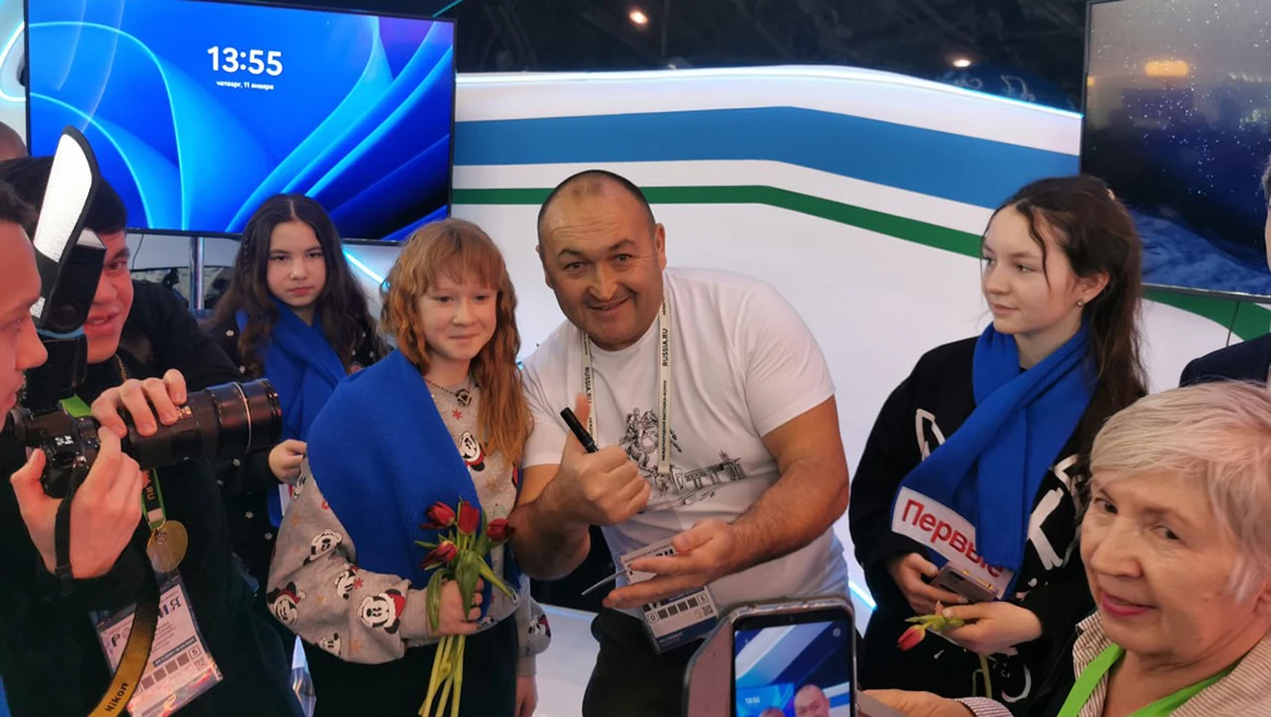 Busting a hot-water bottle and hammering nails with bare hands: Some of the strongest people of the country at the stand of Bashkortostan