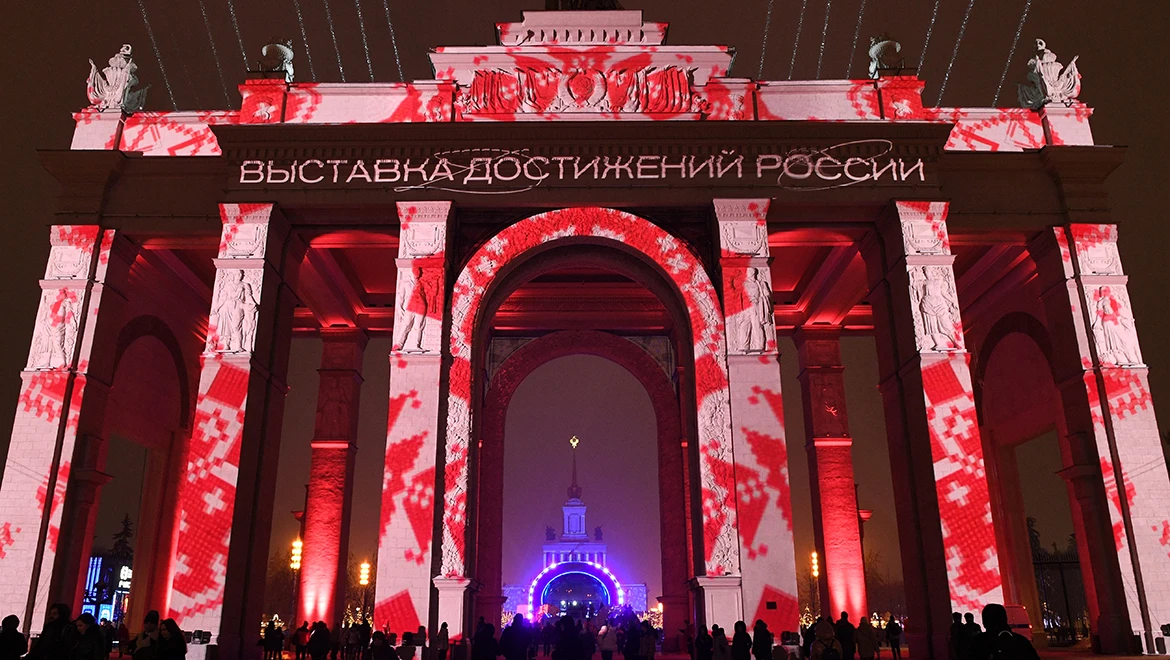 Battle of combine harvesters, Karelian avatar and procession of Ded Morozes: highlights of this week’s exposition