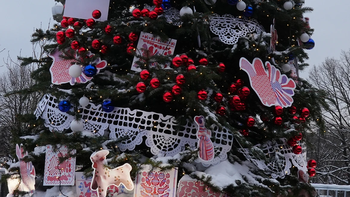 New Year tree of the Orel region: frosty embroidery and sacred symbols