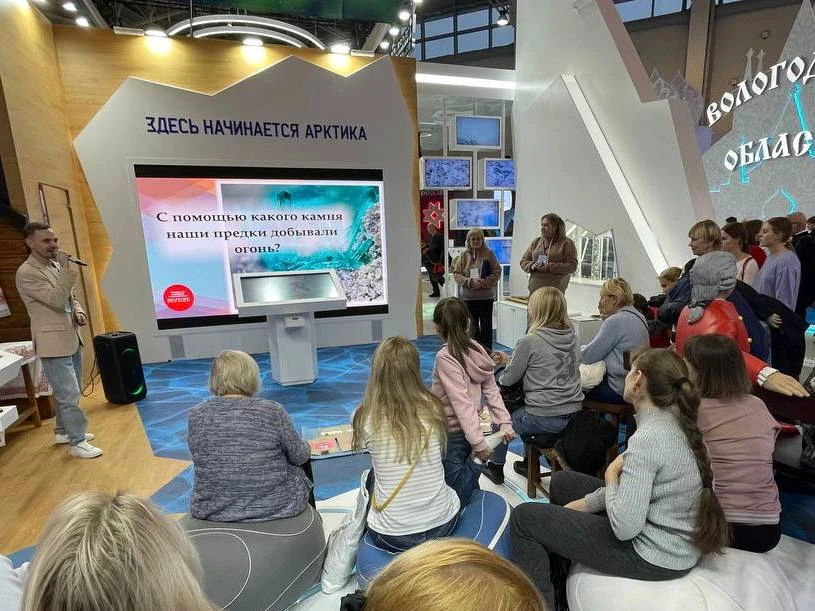 Craftswomen from the Konoshsky district held classes for visitors of the RUSSIA EXPO