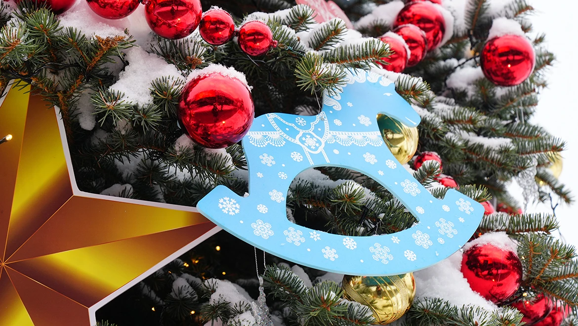 Unique Tsaritsyn toys decorated the New Year tree of the Volgograd region