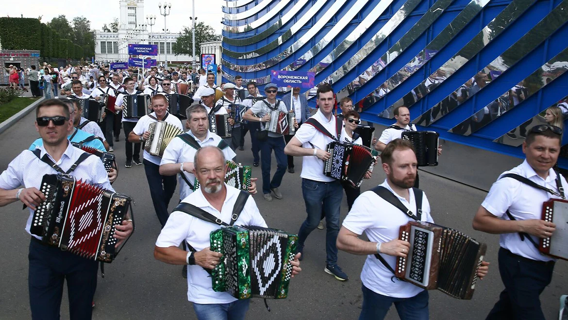 Grand parade of the orchestra of bayanists, accordionists and squeezebox players took place at the RUSSIA EXPO