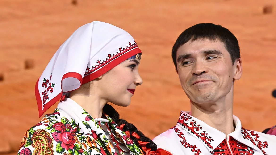 Preparation of the bride and the fastest bread eating competition: Mari wedding traditions