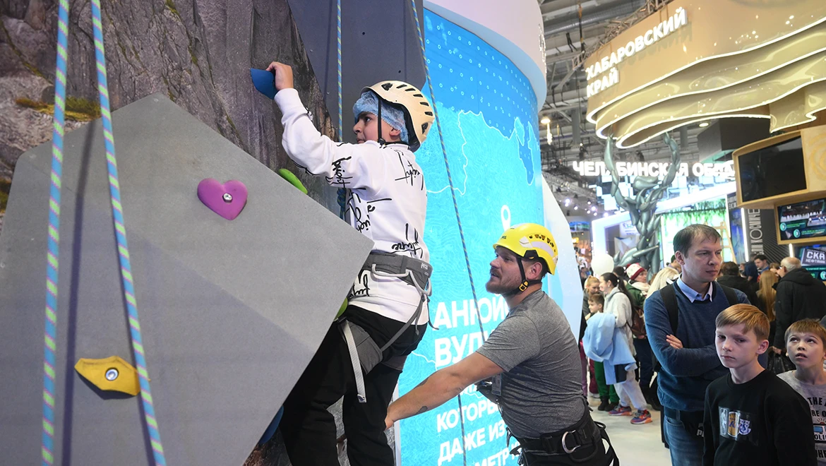 Reach the top: Young guests of the RUSSIA EXPO are taught rock climbing skills
