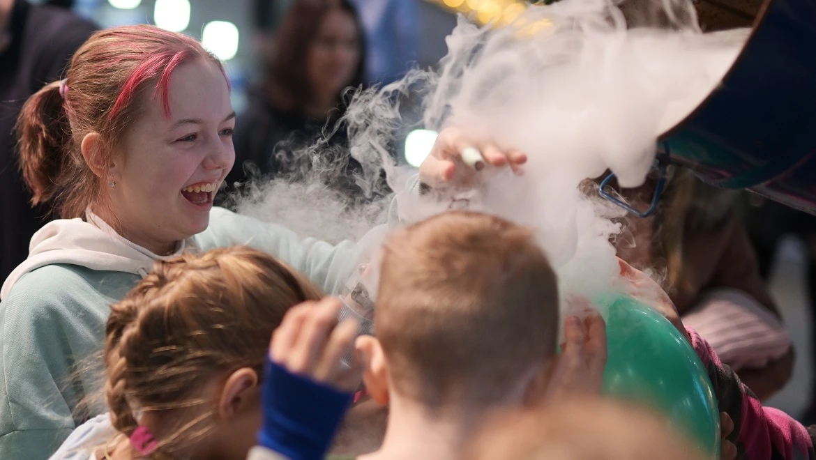 See the world under a microscope, make it rain and find out how lightning appears: things young researchers can do at the RUSSIA EXPO