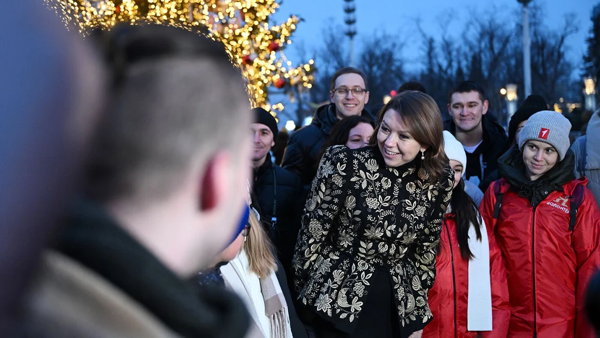 "Love and Unity": the main New Year tree of the RUSSIA EXPO lit up at VDNH
