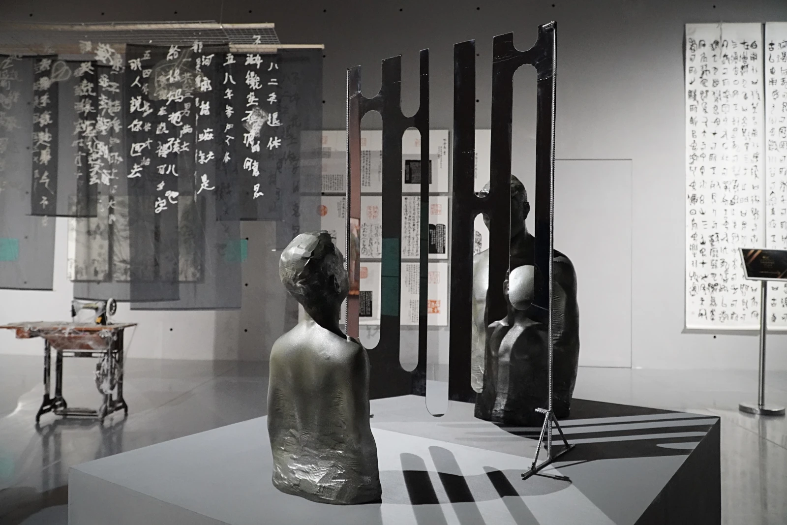 Embracing change: the message of the sculpture "Contemplating Oneself Before Awakening" at the "Legacy for the Future" exposition