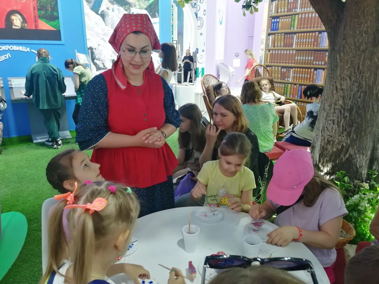 Residents of Orel taught guests of the RUSSIA EXPO how to make talismans for travelers and Chernysheno toys