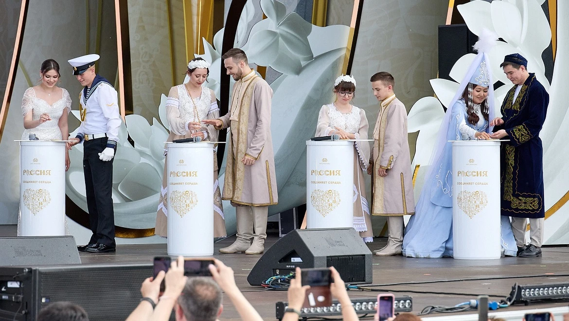 The All-Russian Wedding Festival continues: 12 couples got married at the RUSSIA EXPO