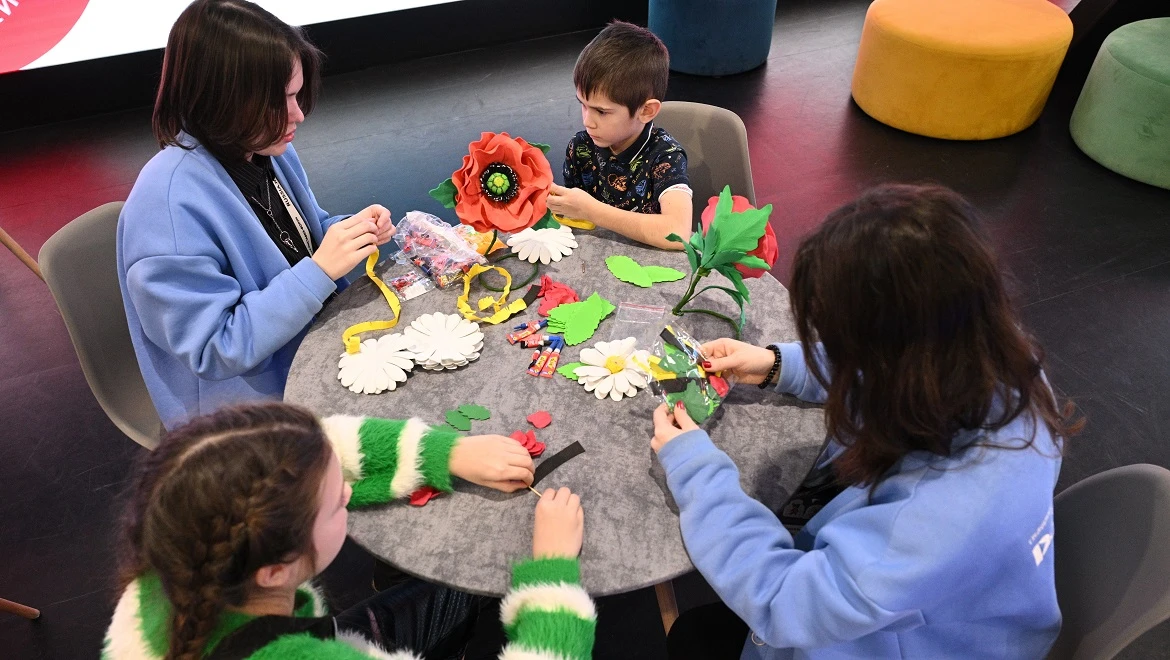 Friendship bracelets, game mix and Black Sea postcard: what to do at the Oryolonok stand