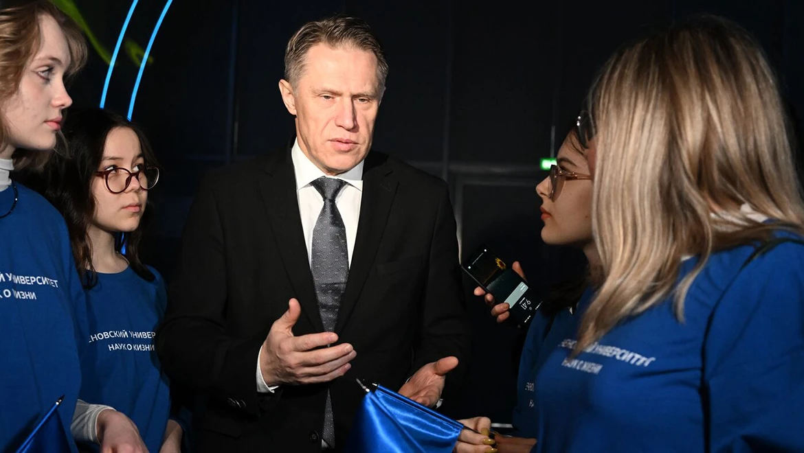 Mikhail Murashko gave a tour to schoolchildren at the RUSSIA EXPO