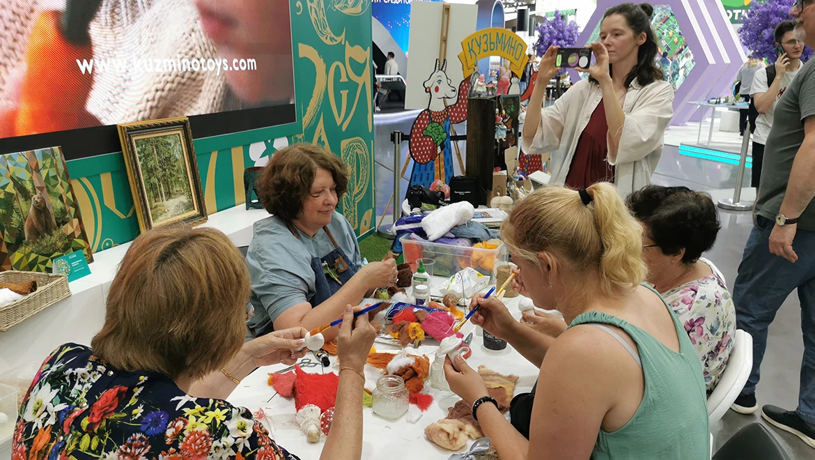 Paint a matryoshka doll and make a national souvenir: folk crafts at the Exposition