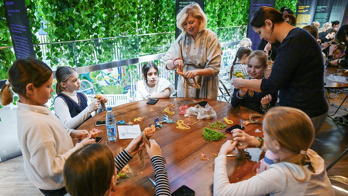 Watch cartoons, design and create beauty with your own hands: what to do with children at the RUSSIA EXPO