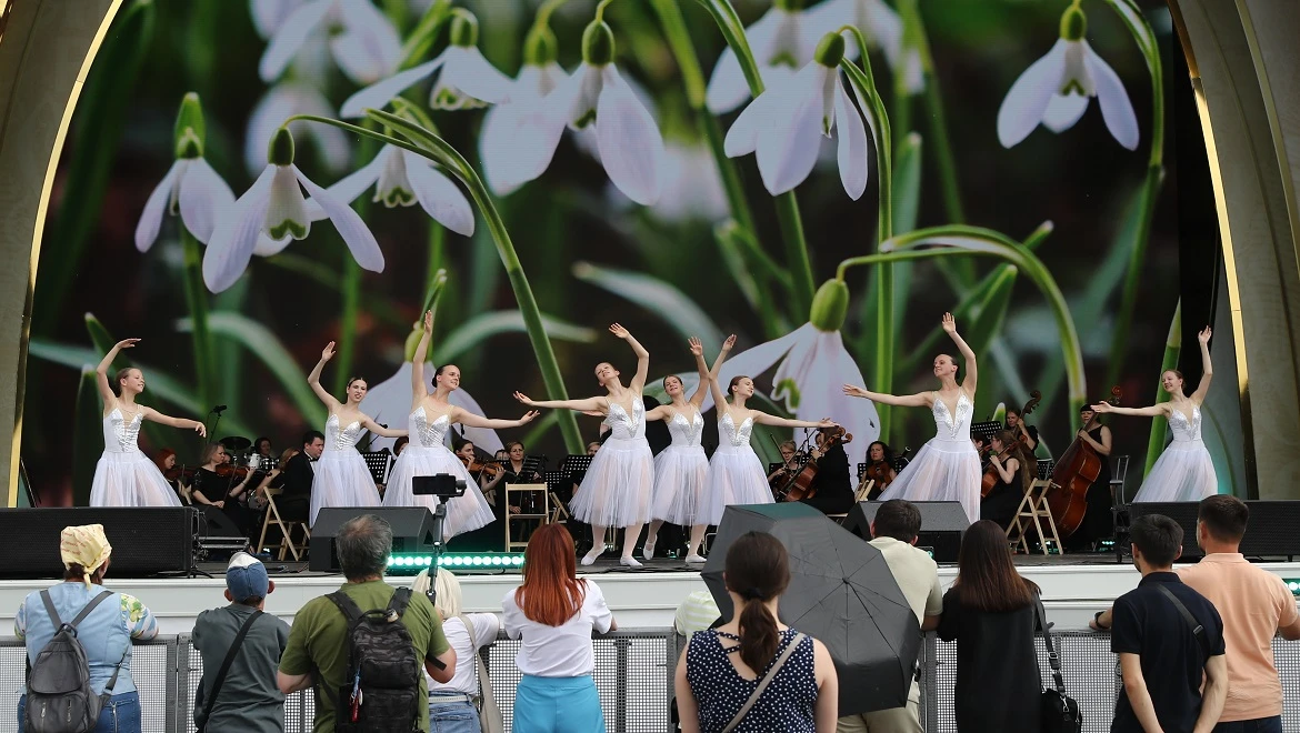 Russia. Children. Wind Rose: a concert on the eve of Children's Day was held at the RUSSIA EXPO