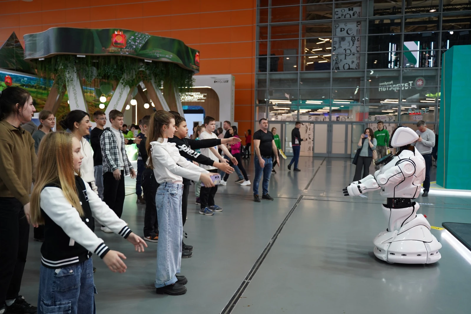 A robot held an exercise session for children at the RUSSIA EXPO at VDNH