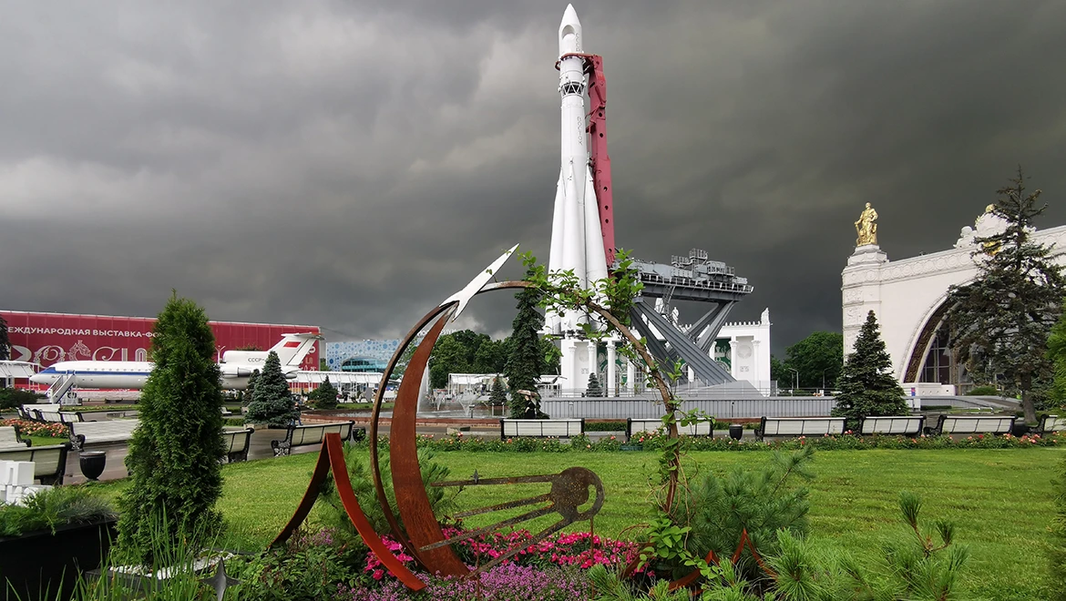 Flower Moon, satellite and rocket: space-themed flowerbed expositions of the "Future in Flowers" festival